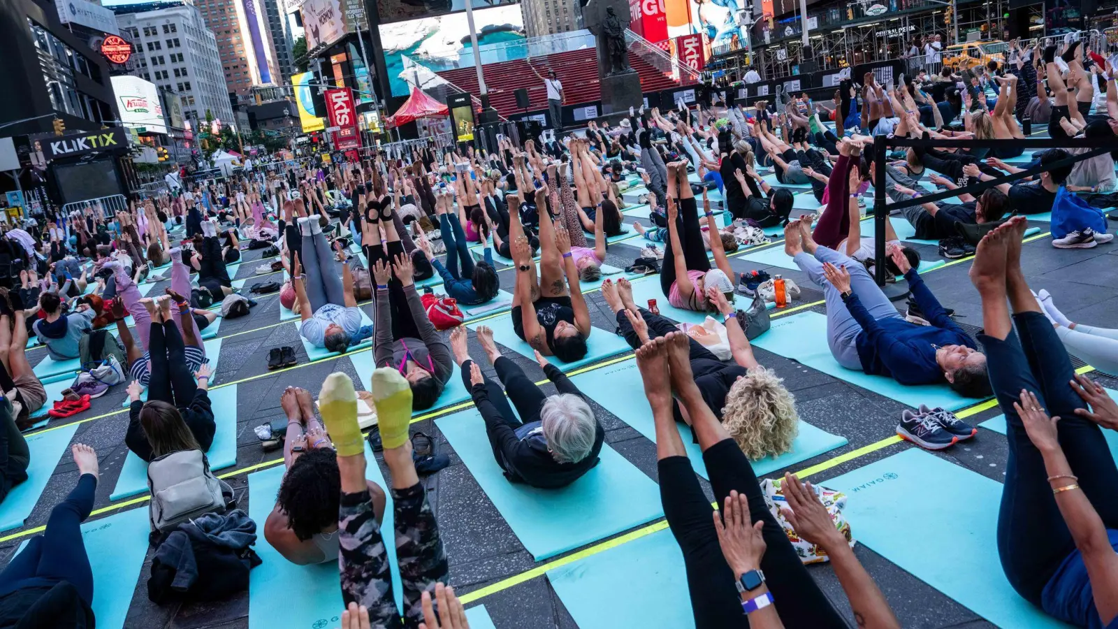 Das Event fiel in diesem Jahr mit dem Internationalen Tag des Yogas zusammen. (Foto: Adam Gray/AP/dpa)