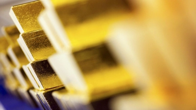 Der Goldpreis liegt derzeit auf einem enorm hohen Niveau. Weil sich die Entwicklung des Edelmetalls oft gegenläufig zu der von Wertpapieren verhält, empfehlen Experten eine Beimischung zur Geldanlage. (Foto: Frank Rumpenhorst/dpa)