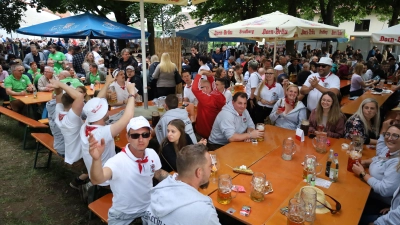 Im lauschigen Distlergarten feierten die Eyber ihre Kirchweih - von drohenden Regenschauern unbeeindruckt. (Foto: Alexander Biernoth)