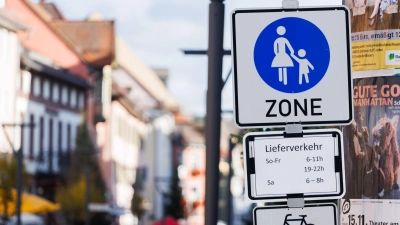 Fahrzeugführer müssen in Fußgängerzonen besonders vorsichtig sein und Gefährdungen von Kindern und anderen schutzbedürftigen Personen ausschließen. (Foto: Philipp von Ditfurth/dpa/dpa-tmn)