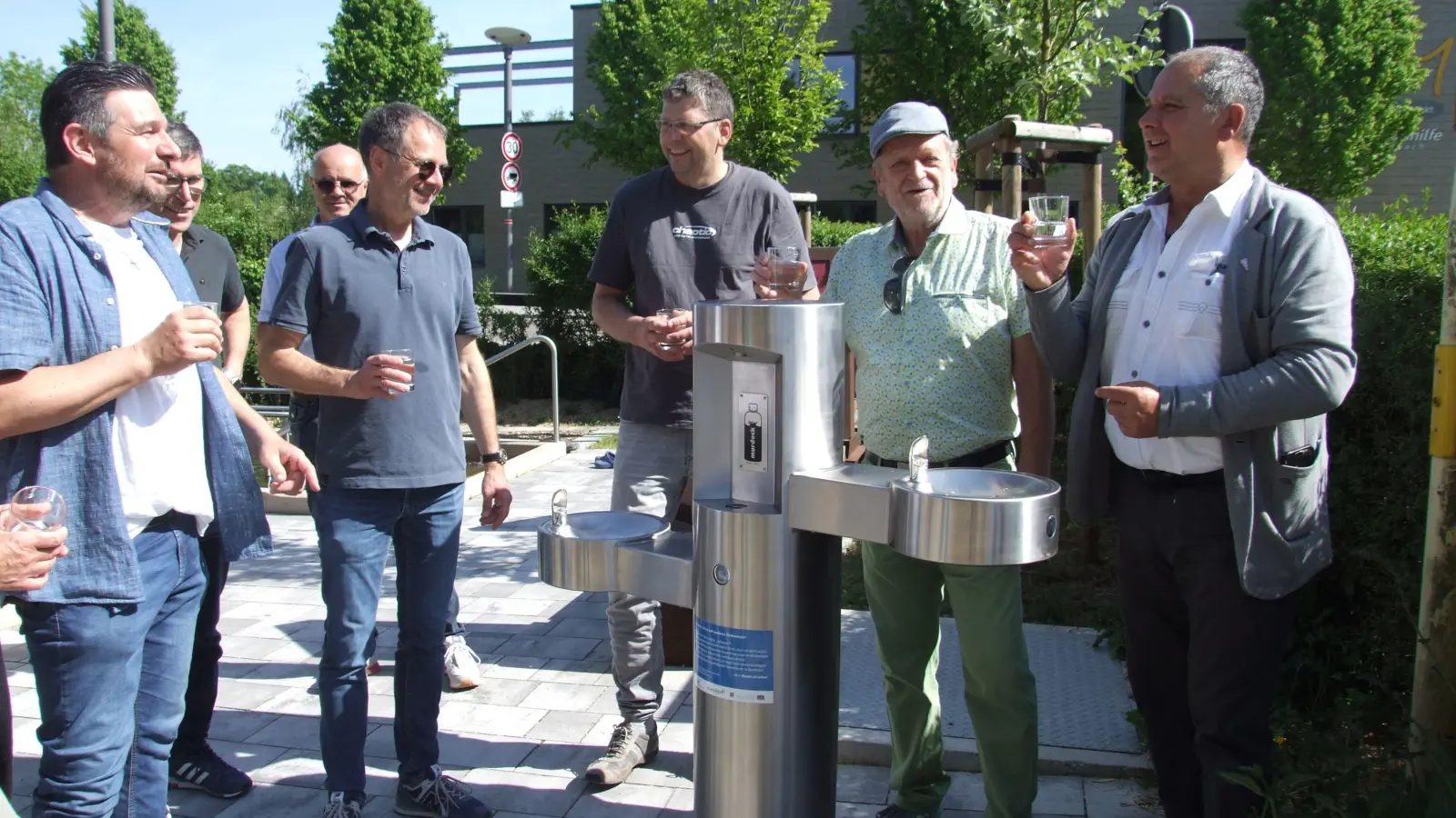 Feuchtwanger Stadträte weihten den neuen Trinkbrunnen an der Kneippanlage an der Sulzach offiziell ein. Dabei gönnten sie sich gleich einen Schluck. (Foto: Jasmin Kiendl)