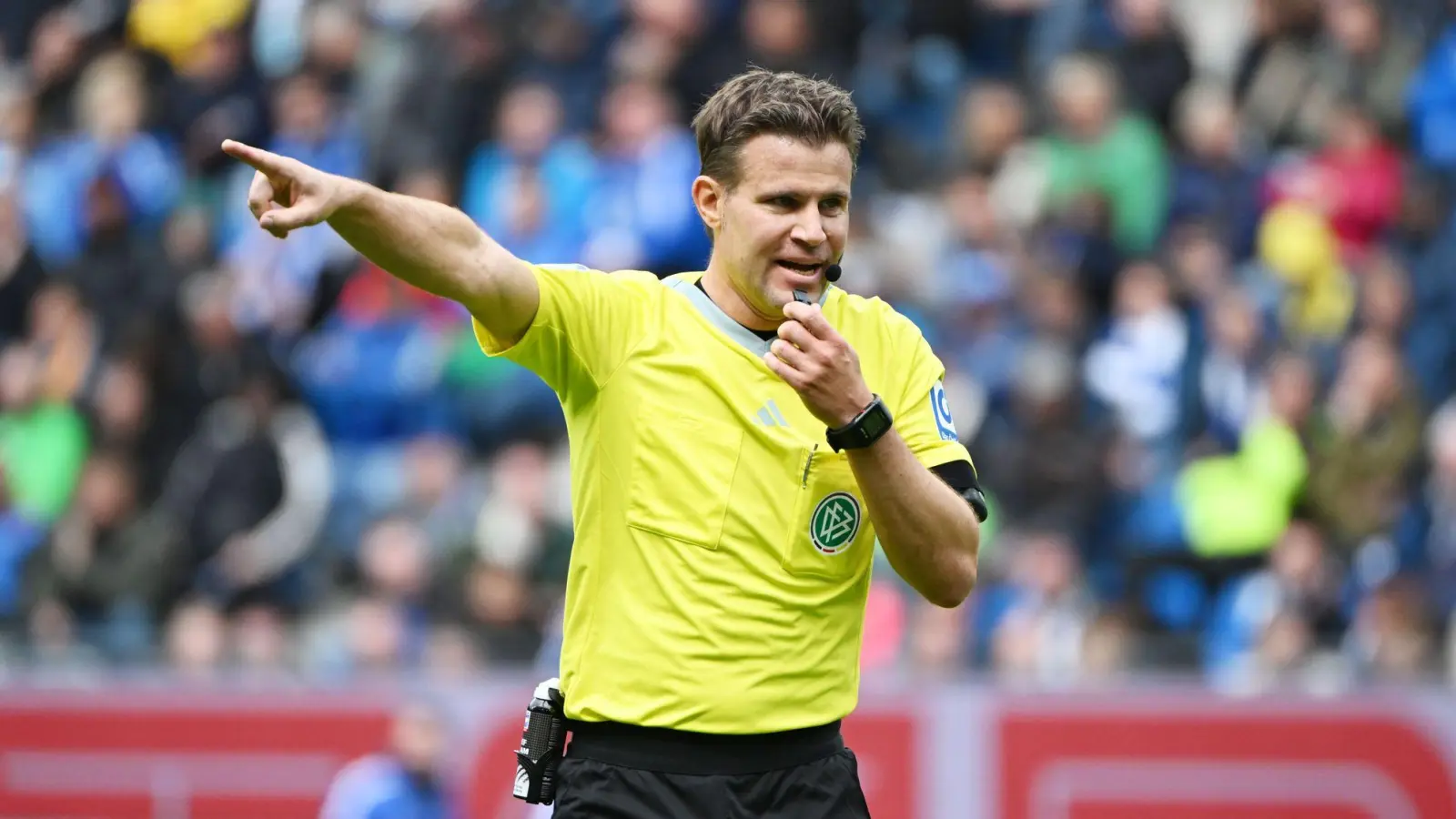 Zurück auf dem Platz: Referee Felix Brych (Foto: Uli Deck/dpa)