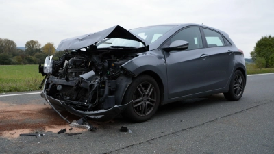 Der Aufprall muss angesichts des Schadensbildes heftig gewesen sein. Das andere Auto kam erst einige Meter weiter zum Stehen. (Foto: Johannes Zimmermann)