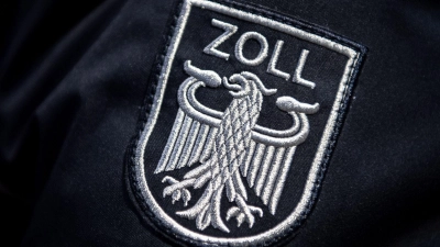 Das Zollamt kontrollierte den Lastwagen. (Symbolbild) (Foto: Sina Schuldt/dpa)