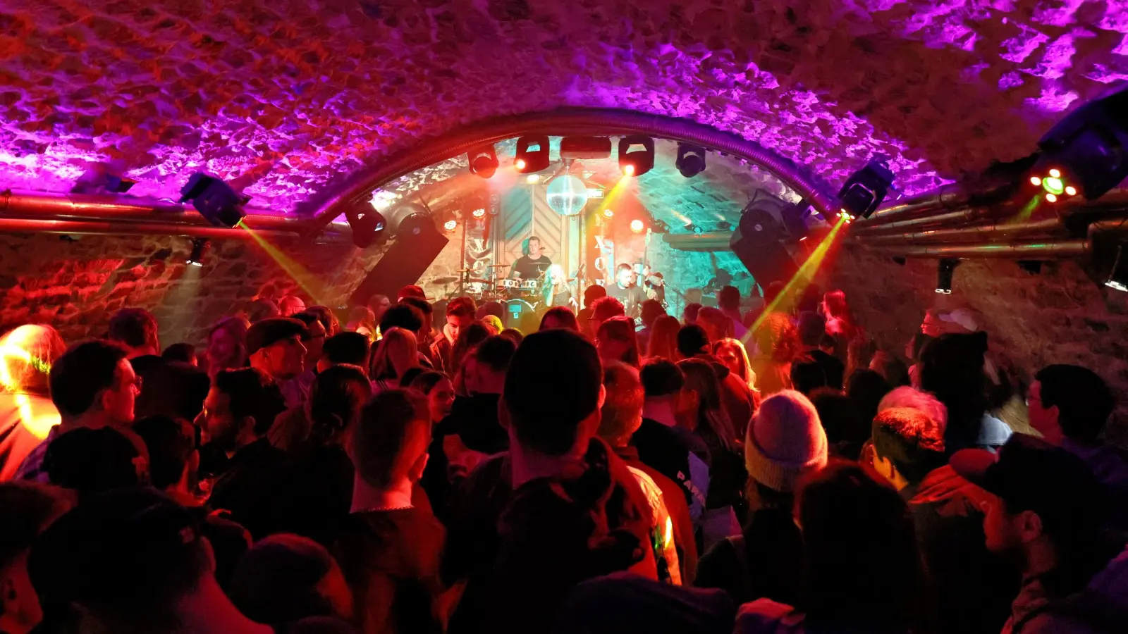 Exceeded spielt in der Grotte. (Foto: Zeynel Dönmez)