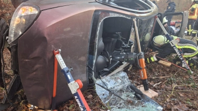 Aus diesem Autowrack bargen die Feuerwehren aus Baudenbach und Rossbach am Dienstag die eingeklemmte 34-jährige Fahrerin. (Foto: Patrick Lauer)