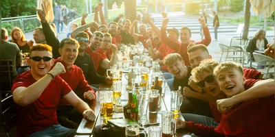Musik allerorten und die Stadt als riesiger Biergarten: Das ist das Altstadtfest in Ansbach 2026. (Foto: Evi Lemberger)