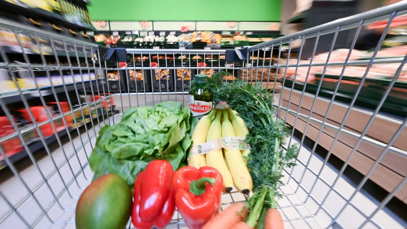 Obst teurer - Gemüse günstiger: Für Nahrungsmittel mussten die Menschen hierzulande nach Berechnungen des Statistischen Bundesamtes im August 2,5 Prozent mehr zahlen als ein Jahr zuvor. (Archivbild) (Foto: Bernd Weißbrod/dpa)