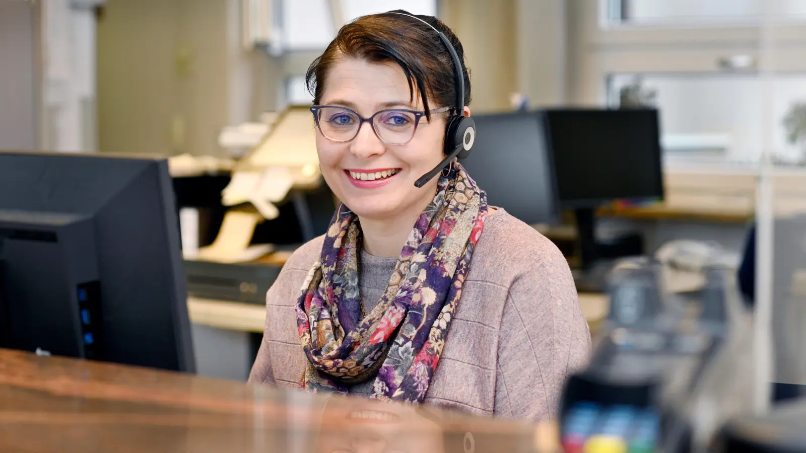 Für alle, die in der Zeitung annoncieren wollen, ist Christine Muser die richtige Ansprechpartnerin. Sie sitzt am Anzeigenschalter am FLZ-Standort Ansbach. (Foto: Jim Albright)