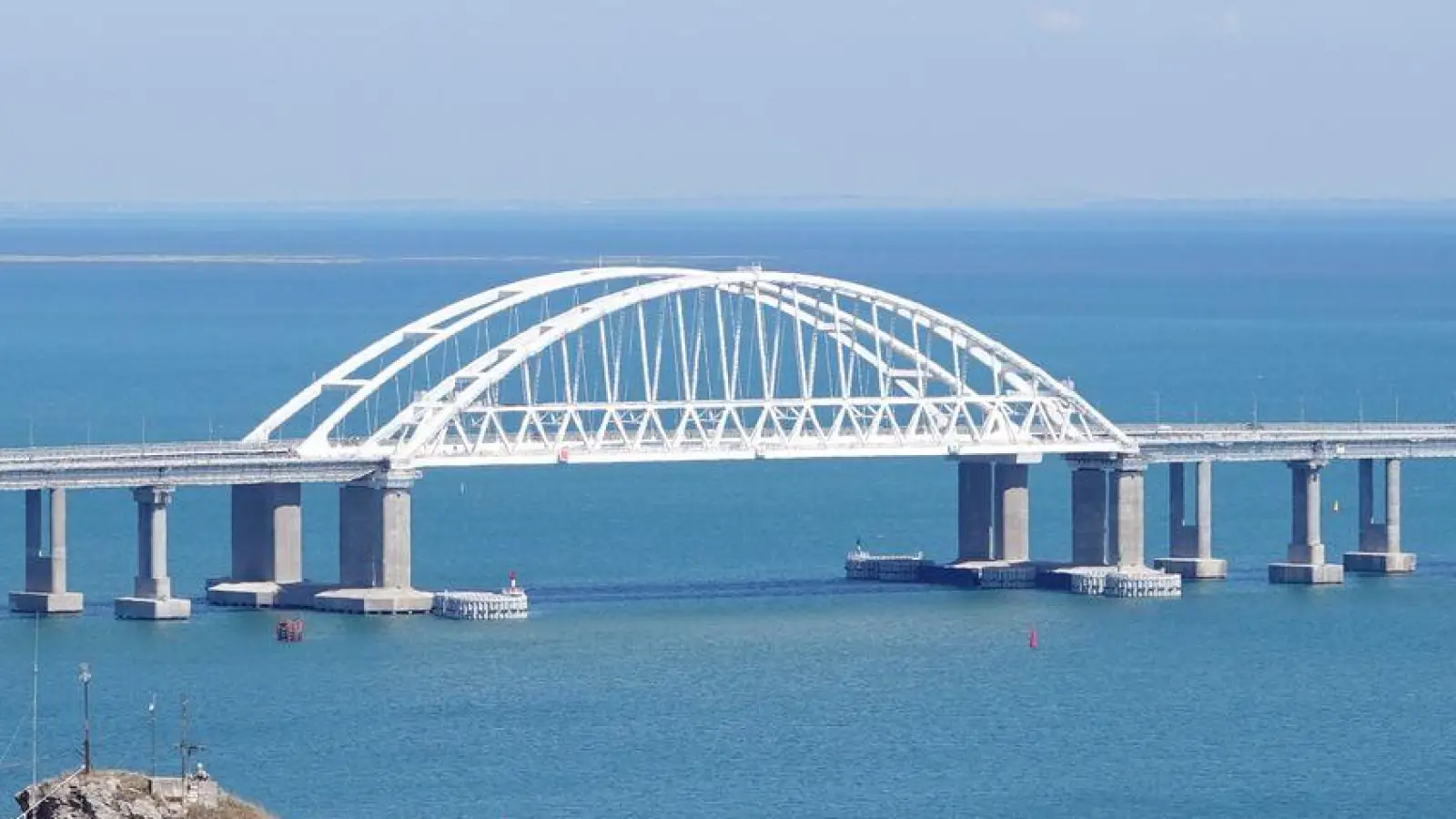 Eine Brücke über die Meerenge von Kertsch verbindet seit Jahren die von Russland annektierte Krim mit dem russischen Festland. (Archivbild) (Foto: Ulf Mauder/dpa)