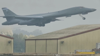 Die Vereinigten Staaten haben Langstreckenbomber von einem Militärstützpunkt in Großbritannien abgezogen - US-Medien berichten, warum.  (Foto: Alastair Grant/AP/dpa)