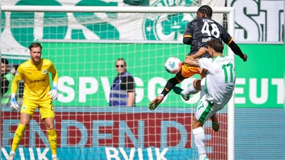 Für eine Notbremse sah Fürths Noah König nach knapp 30 Sekunden die Rote Karte. (Foto: Daniel Karmann/dpa)