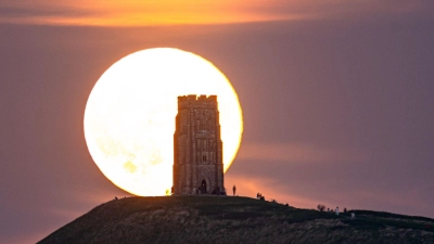 Der Supermond im September 2024. Im Oktober erscheint er wieder sehr nah. (Foto: Ben Birchall/PA Wire/dpa)