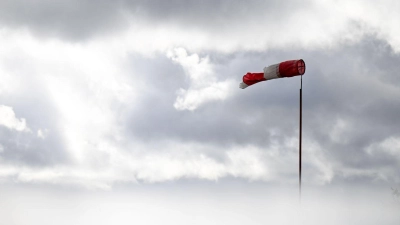 Das Wetter bleibt stürmisch - vor allem an der Küste und auf den Bergen. (Foto: Marius Bulling/dpa)