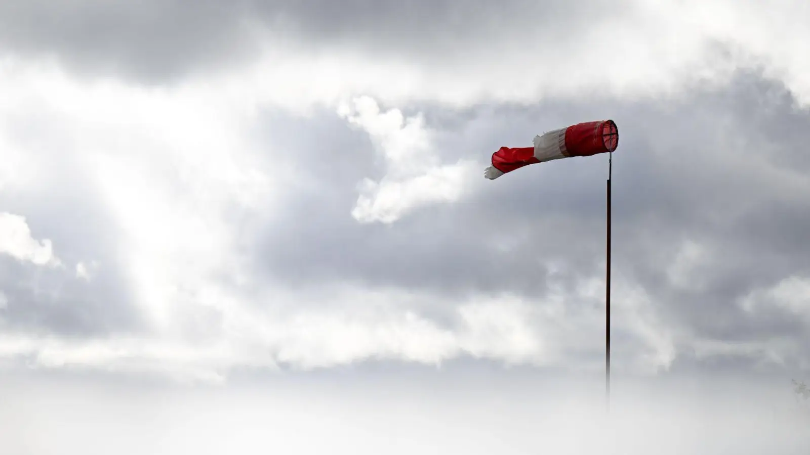 Das Wetter bleibt stürmisch - vor allem an der Küste und auf den Bergen. (Foto: Marius Bulling/dpa)