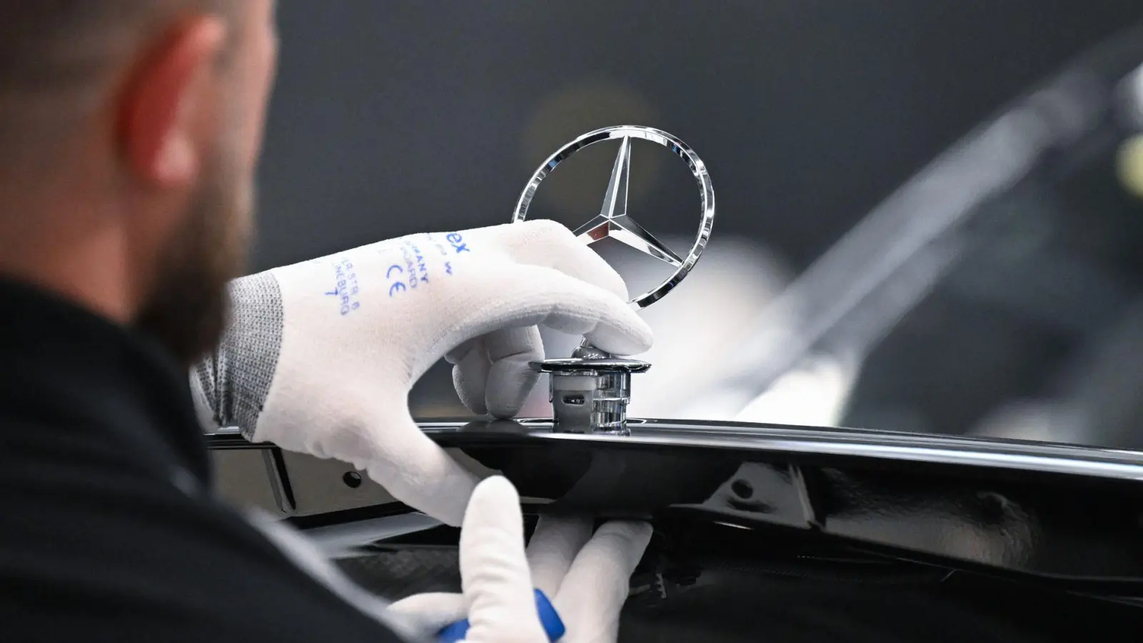 Mercedes-Benz hat im zweiten Quartal weniger Fahrzeuge verkauft. (Archivbild) (Foto: Bernd Weißbrod/dpa)