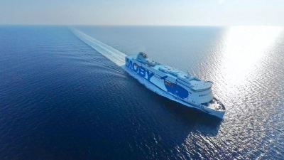 Die „Moby Fantasy“ der Reederei Moby Lines kann eine ganze Menge Autos und Passagiere über das Tyrrhenische Meer nach Sardinien bringen. (Foto: Moby Lines/dpa-tmn)