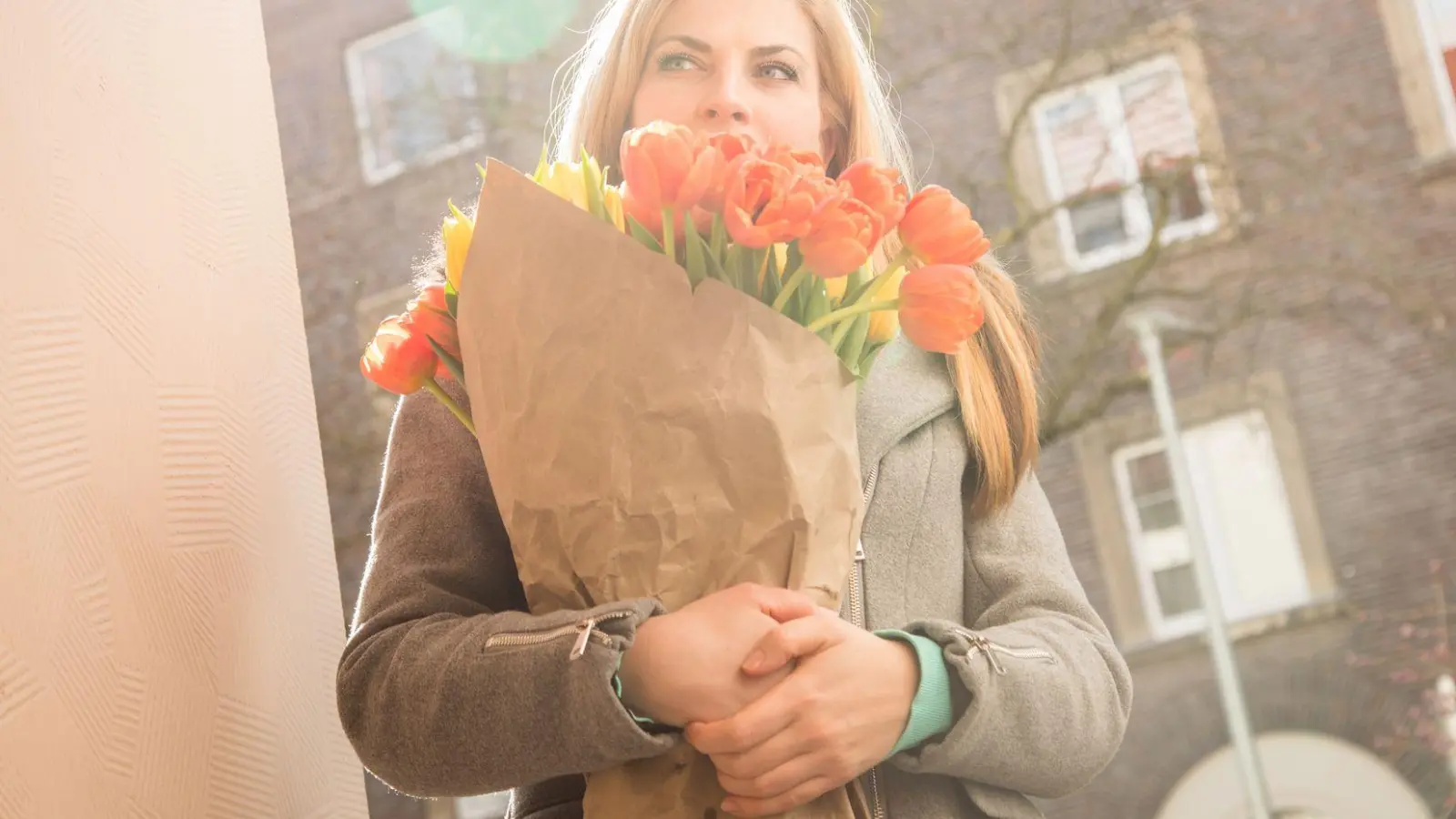 Ein schöner Tulpenstrauß kann ein Lächeln ins Gesicht zaubern - und bei Hautkontakt zu Ekzemen führen. (Foto: Christin Klose/dpa-tmn)