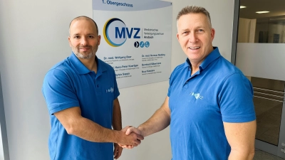 Dr. Wolfgang Baer (rechts) freut sich, dass mit Nour Kassara ein weiterer Mediziner im Medzentrum Ansbach praktiziert.  (Foto: Dominik Kranzer)