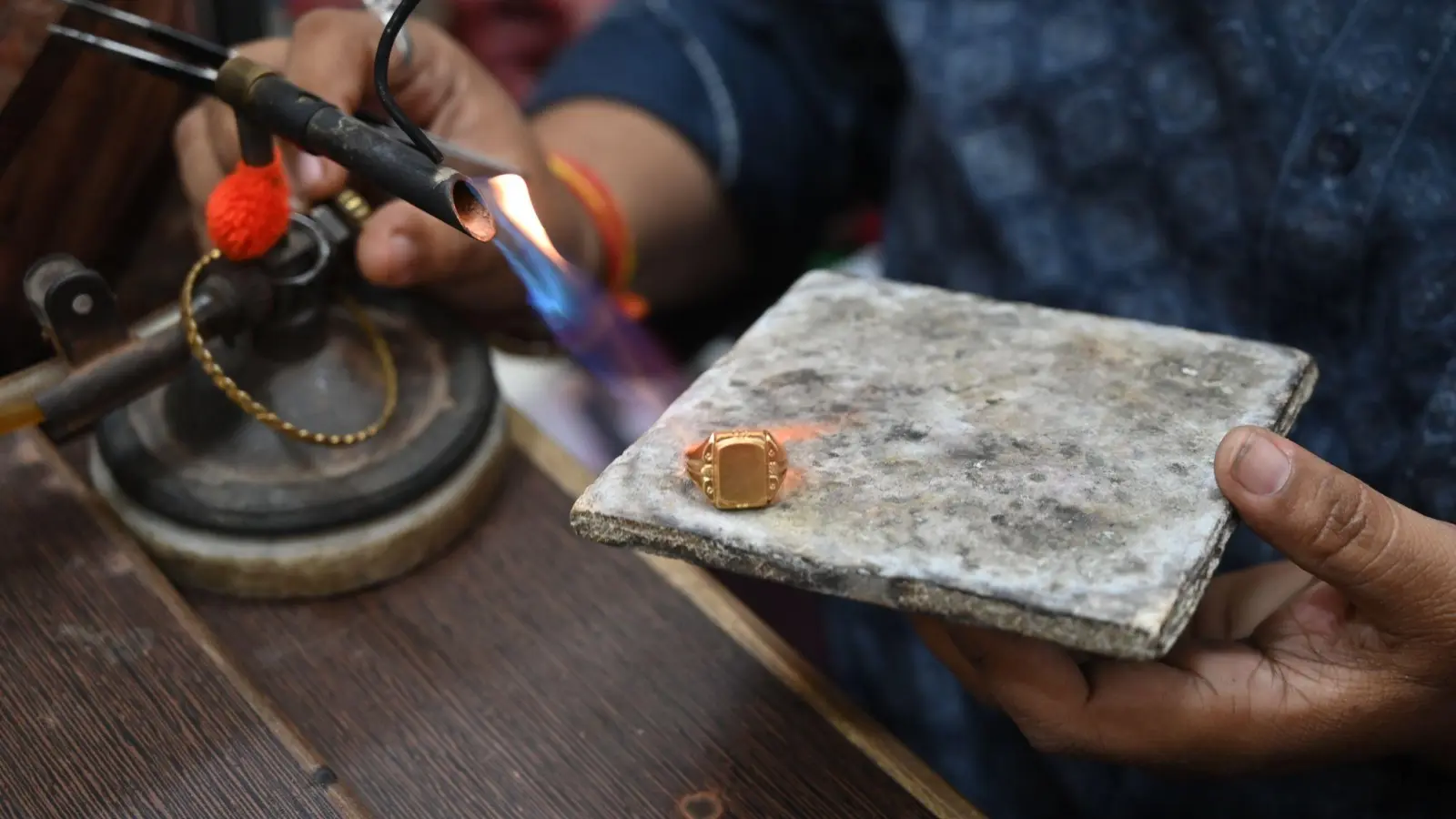 Nach der Rekordrally sackte der Goldpreis zuletzt wieder ab. (Archivbild) (Foto: Prabhat Kumar Verma/ZUMA Press Wire/dpa)