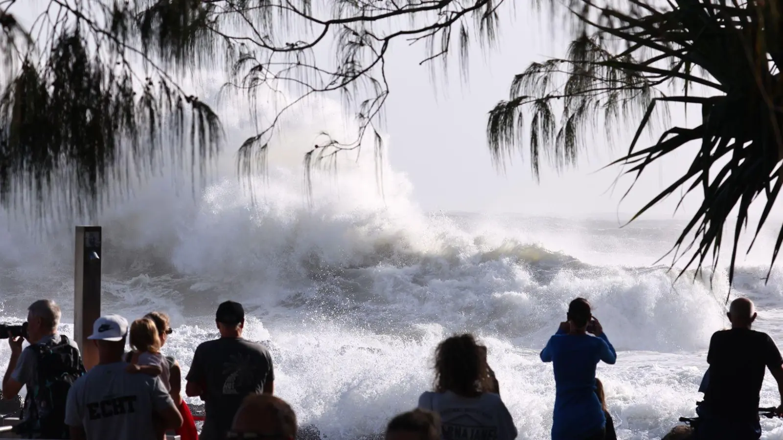 Neun Meter hohe Wellen türmten sich vor der Küste. (Foto: Jason O'brien/AAP/dpa)