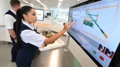 Moderne Technik machts möglich: Auch Laptops dürfen am Flughafen München künftig bei der Sicherheitskontrolle im Handgepäck bleiben. (Archivbild) (Foto: Angelika Warmuth/dpa)