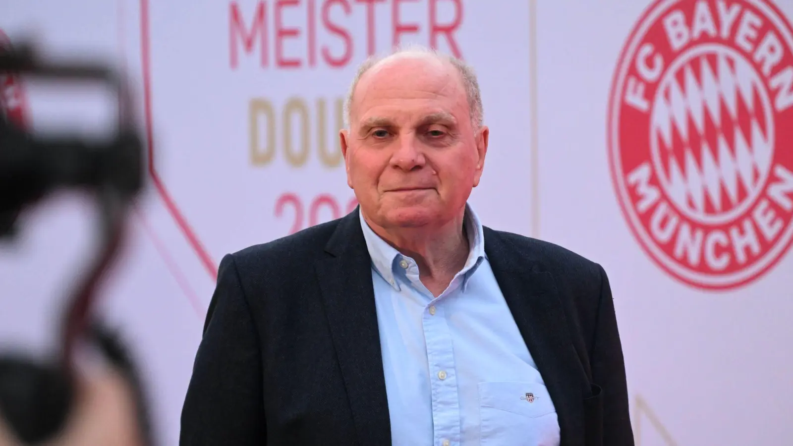Von Ehrenpräsident Uli Hoeneß gab es mal wieder Klartext. (Foto: Felix Hörhager/dpa)