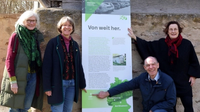 Ihre weite Anreise zum Museum hat der Amerikanerin Victoria Swank (Zweite von links) in der Geländeausstellung aus Anlass des 50. Jubiläums des Fördervereins eine Erwähnung eingebracht. Die Tafel steht an der Ölmühle. Diese zeigten ihr (von links) Friederike Enser, Ulrich Herz und Museumsleiterin Dr. Karin Falkenberg. (Foto: Christine Berger)