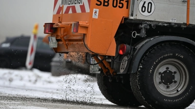 Auch das Wochenende startet mit Glättegefahr.  (Foto: Markus Lenhardt/dpa)