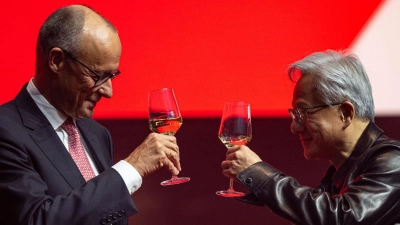 Merz und der Nvidia-Chef als „Stargast“ beim Investitionsgipfel. (Foto: Fabian Sommer/dpa)