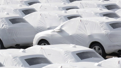 Audi-Fahrzeuge des Volkswagen Konzerns stehen im Hafen zur Verschiffung bereit. (Foto: Jörg Sarbach/dpa/Symbolbild)
