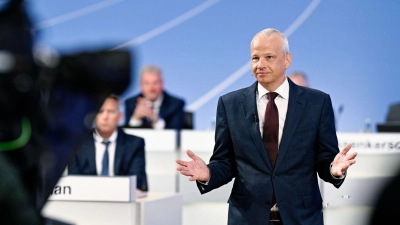 BASF-Vorstandschef stellt den Aktionären die Strategie des Chemiekonzerns vor.  (Foto: Uwe Anspach/dpa)