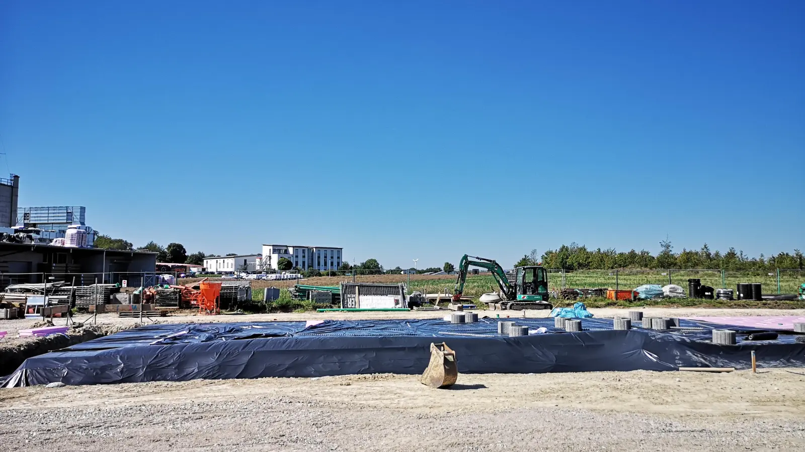 Auf einem Baugrund an der A7 in Endsee errichtet ein Fast-Food-Konzern eine neue Filiale. (Foto: Jürgen Binder)