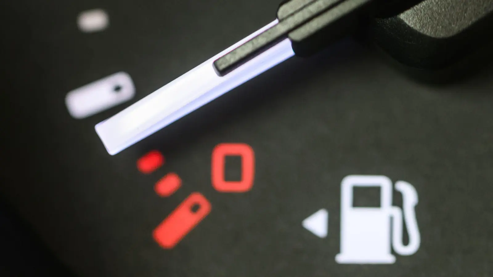 Wer tanken muss, zahlt im Schnitt über zwei Euro. (Archivbild) (Foto: Robert Michael/dpa)