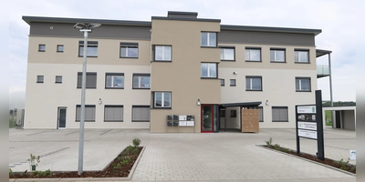 Das neue Ärztehaus in Weihenzell präsentiert sich modern und bietet auch Platz zum Parken. (Foto: Alexander Biernoth)
