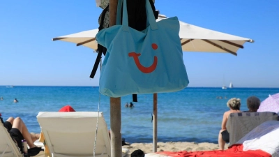 Bei Tui scheint die Sonne: Für das Quartal bis Ende Dezember legt der Reisekonzern gute Zahlen vor. (Archivbild) (Foto: Clara Margais/dpa)