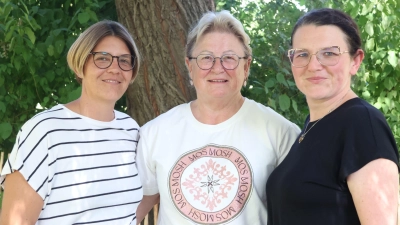 Monika Dallner (Mitte) fühlt sich gerade angesichts des Verlustes von der Kornhöfstädter Dorfgemeinschaft – im Foto Steffi Brändlein (links) und Jennifer Ederer (rechts) – gut aufgefangen. (Foto: Andreas Reum)