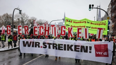 In den vergangenen Wochen sind zahlreiche Beschäftigte für mehr Einkommen in Warnstreiks getreten. (Foto: Christian Charisius/dpa)