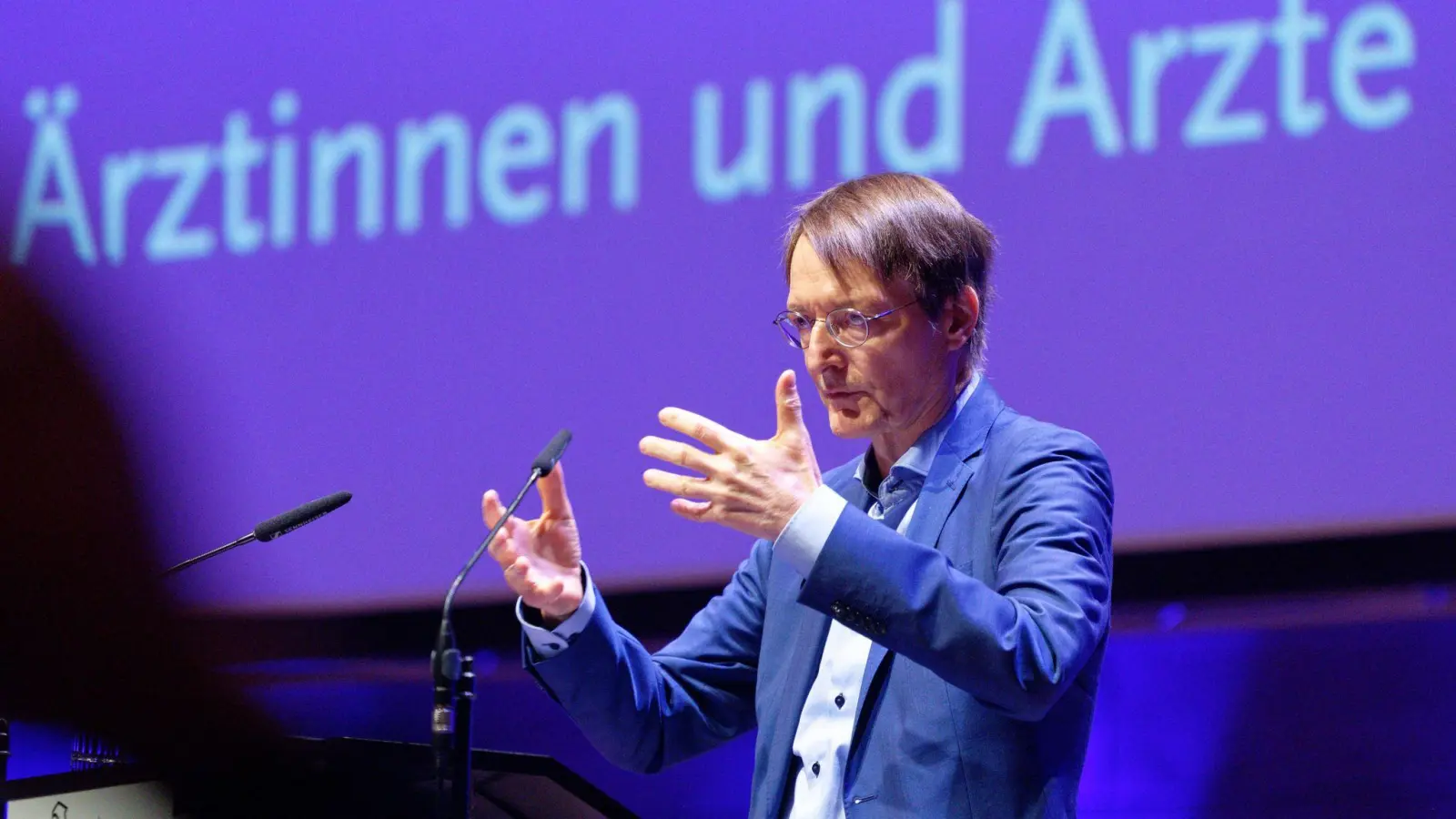 Bundesgesundheitsminister Karl Lauterbach spricht bei der Eröffnungsveranstaltung des 127. Deutschen Ärztetages. (Foto: Henning Kaiser/dpa)