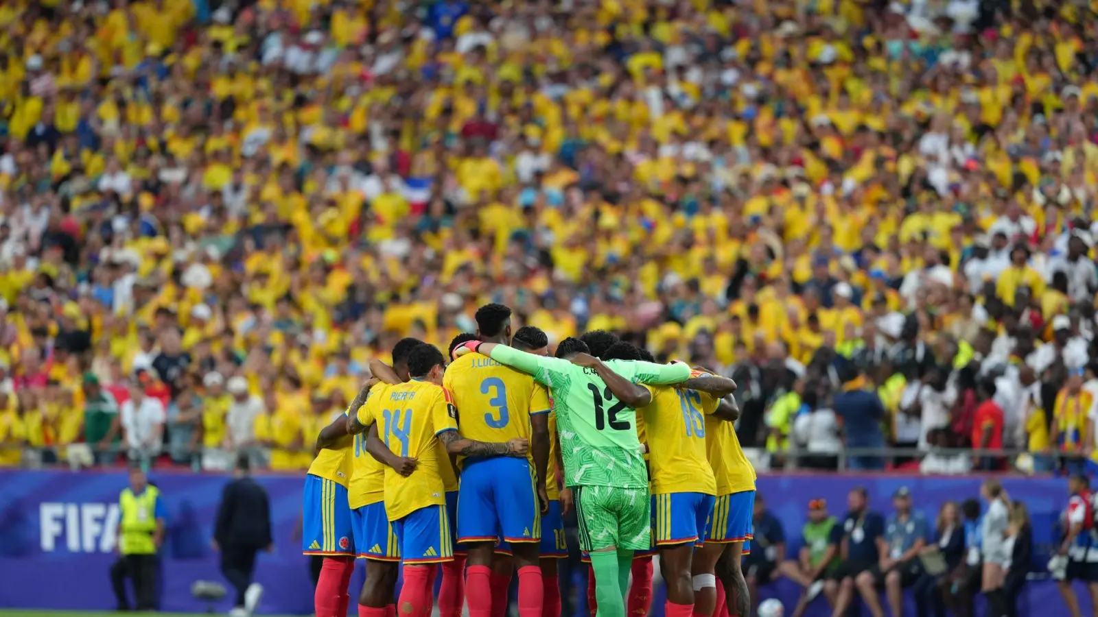 Vor der gelben Wand erreichte Kolumbien das Achtelfinale. (Foto: Ed Zurga/AP/dpa)