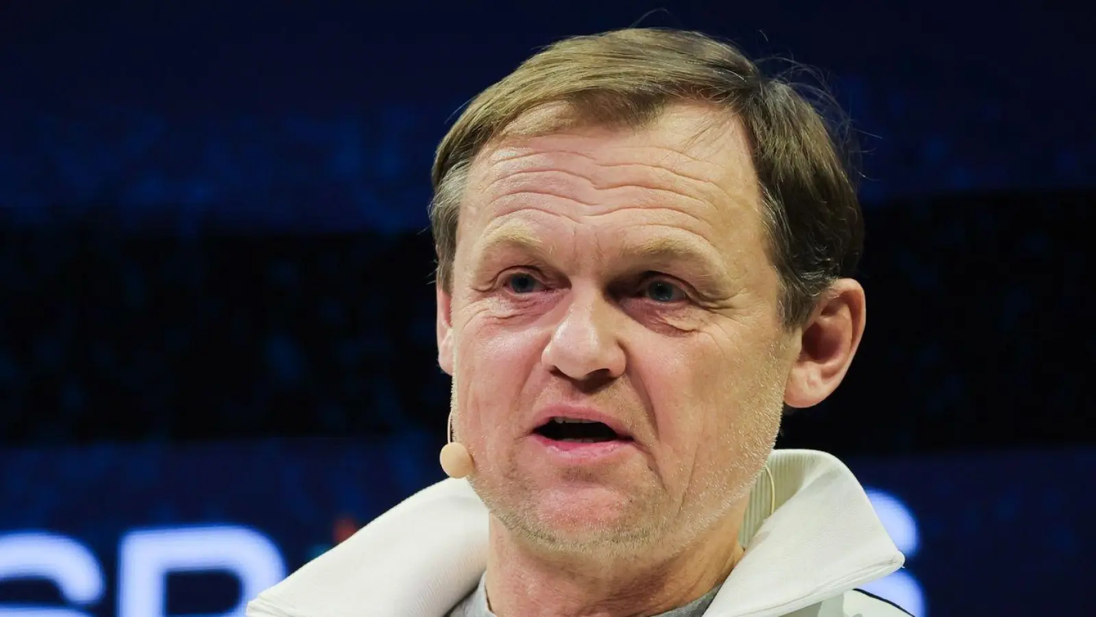 Bjørn Gulden, Vorstandsvorsitzender Adidas, nimmt an einem Podiumsgespräch auf der Branchenkonferenz SpoBis teil. (Foto: Christian Charisius/dpa)