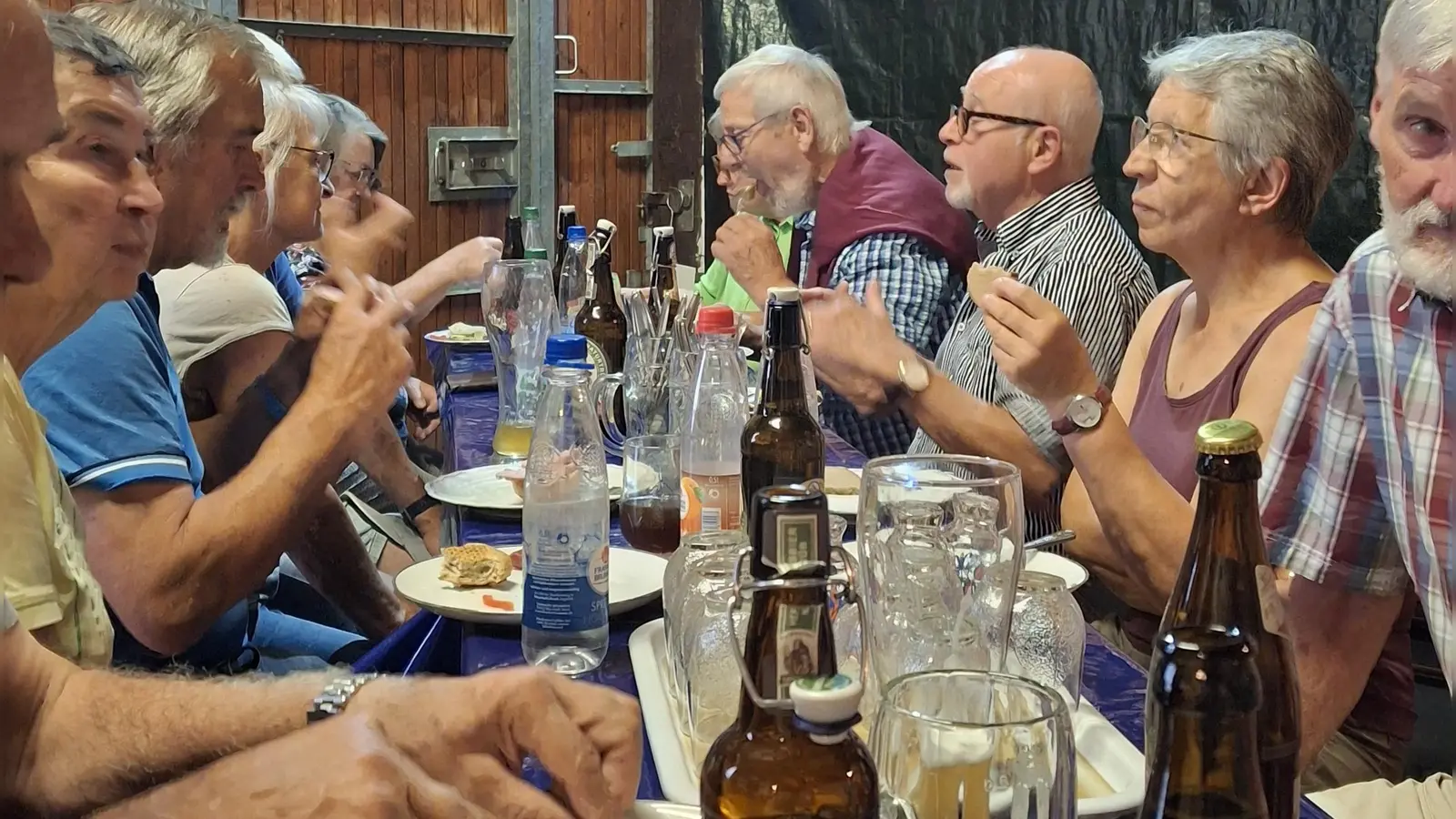 Der Besuch des Geschichts- und Brauchtums-Stammtisches im Bauernhofmuseum in Geckenheim endete – genau wie Rückert es von früher erzählte – mit einer deftigen Vesper. (Foto: Gertraud Nöth)