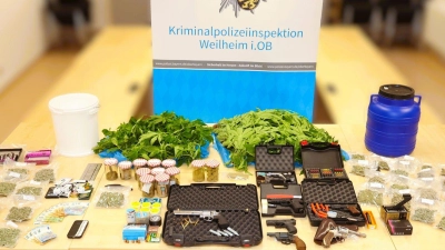 Die Beamten fanden neben Drogen auch eine nicht registrierte, scharfe Pistole. (Foto: -/Polizeipräsidium Oberbayern Süd/dpa)
