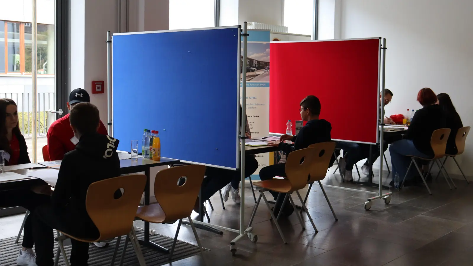 Im persönlichen Gespräch und doch nicht allein waren die Teilnehmer in der Aula des Berufsschulzentrums Neustadt. (Foto: Antonia Müller)