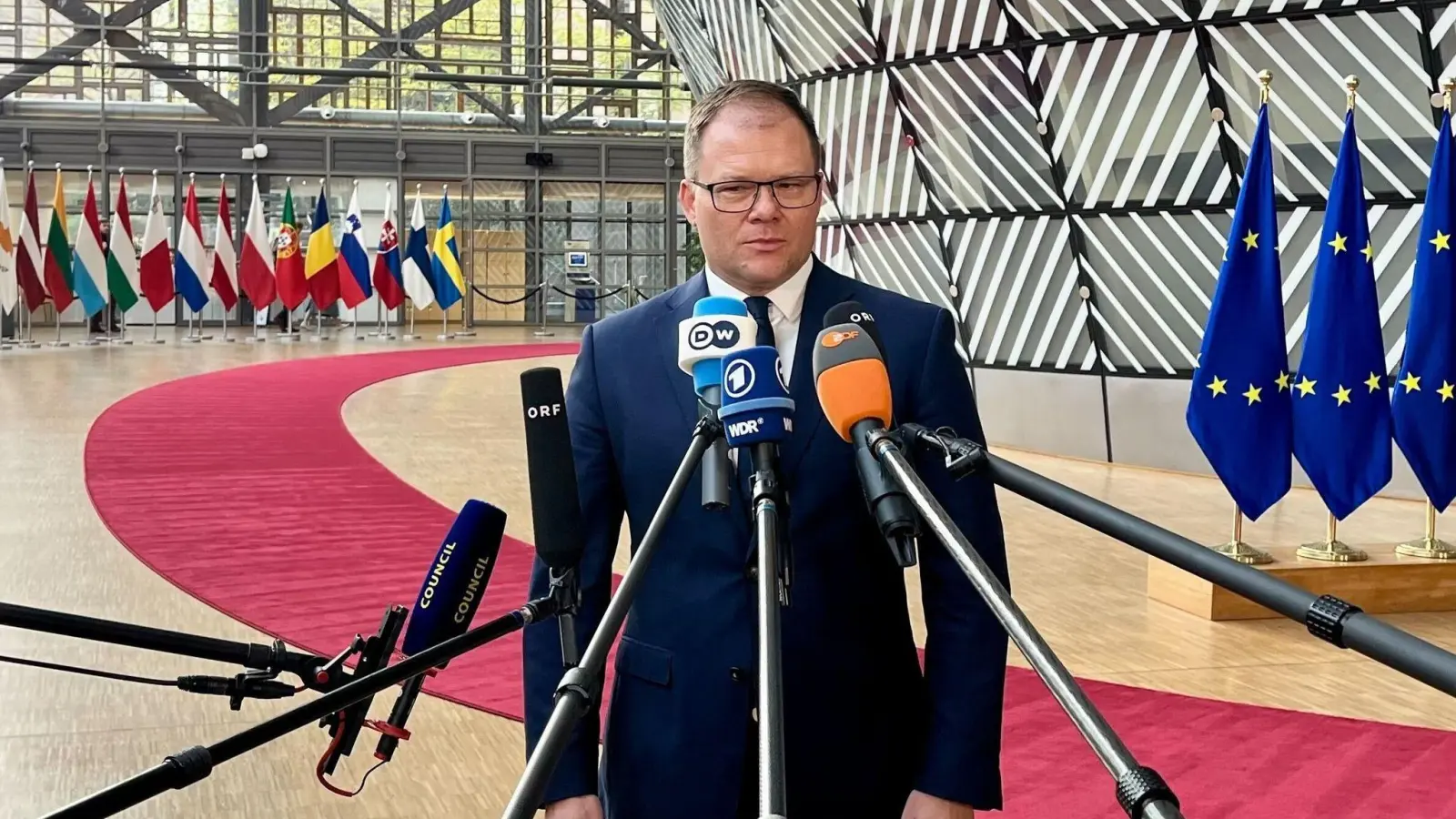 Bundesumweltminister Carsten Schneider (SPD) wirbt für das Ziel, die Emissionen in den nächsten 15 Jahren um 90 Prozent im Vergleich zu 1990 zu senken. (Foto: Katharina Redanz/dpa)