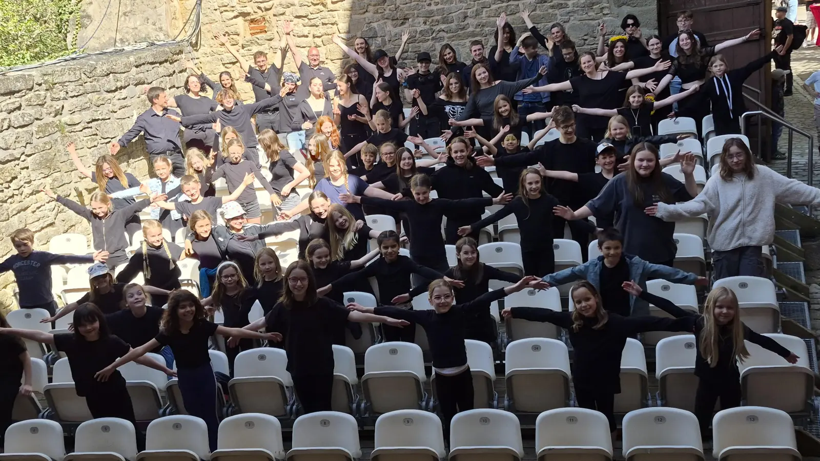 Die Spielclubs des Theaters an ungewohnter Stelle: auf den Plätzen der Zuschauerinnen und Zuschauer. Die Gruppen stellten sich beim Theaterfest vor. (Foto: Margit Schwandt)