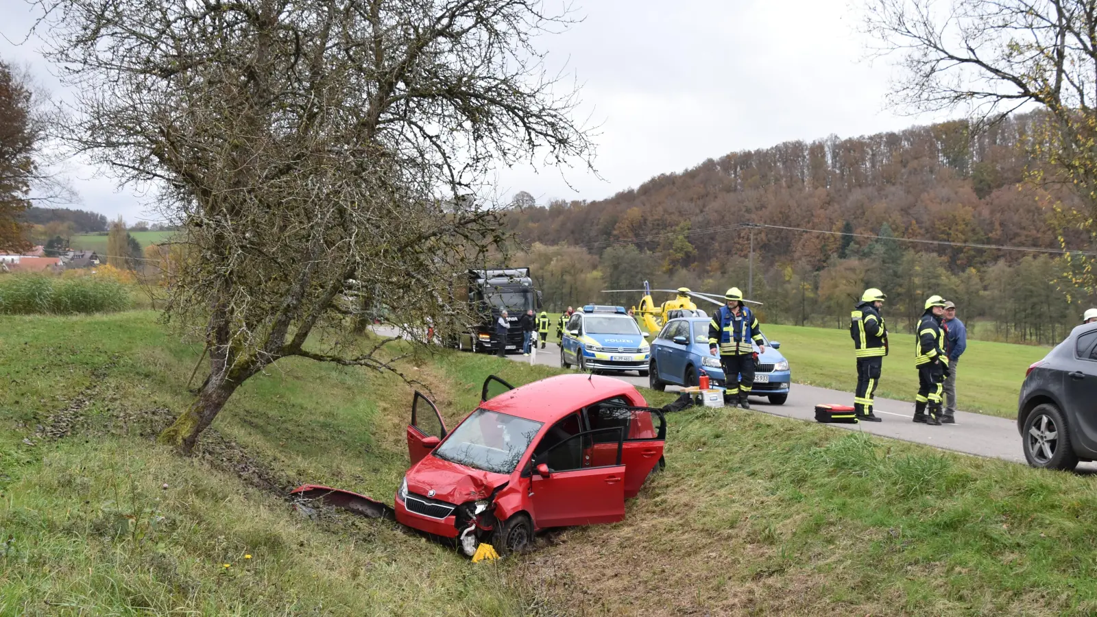 Aufgrund eines Hustenanfalls landete eine 66-Jährige mit ihrem Auto im Graben. (Foto: Andreas Reum)