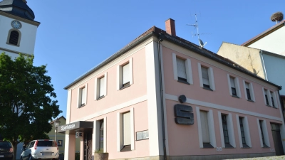 Wo bislang in Burghaslach noch die Sparkasse residiert hat, ist mittlerweile eine Fahrschule eingezogen. Gestern Abend hat sie feierlich eröffnet. (Foto: Johannes Zimmermann)