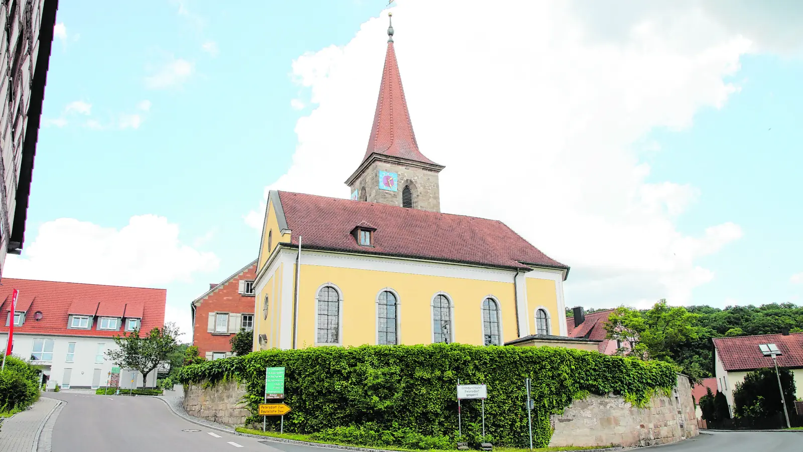 Die Jakobskirche steht in der Ortsmitte von Weihenzell und lädt zum Innehalten ein. (Foto: Alexander Biernoth)