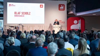 Kanzler Scholz hält bei der Feier zum 25-jährigen Bestehen der Gewerkschaft IG BCE in Hannover eine Rede. (Foto: Moritz Frankenberg/dpa)